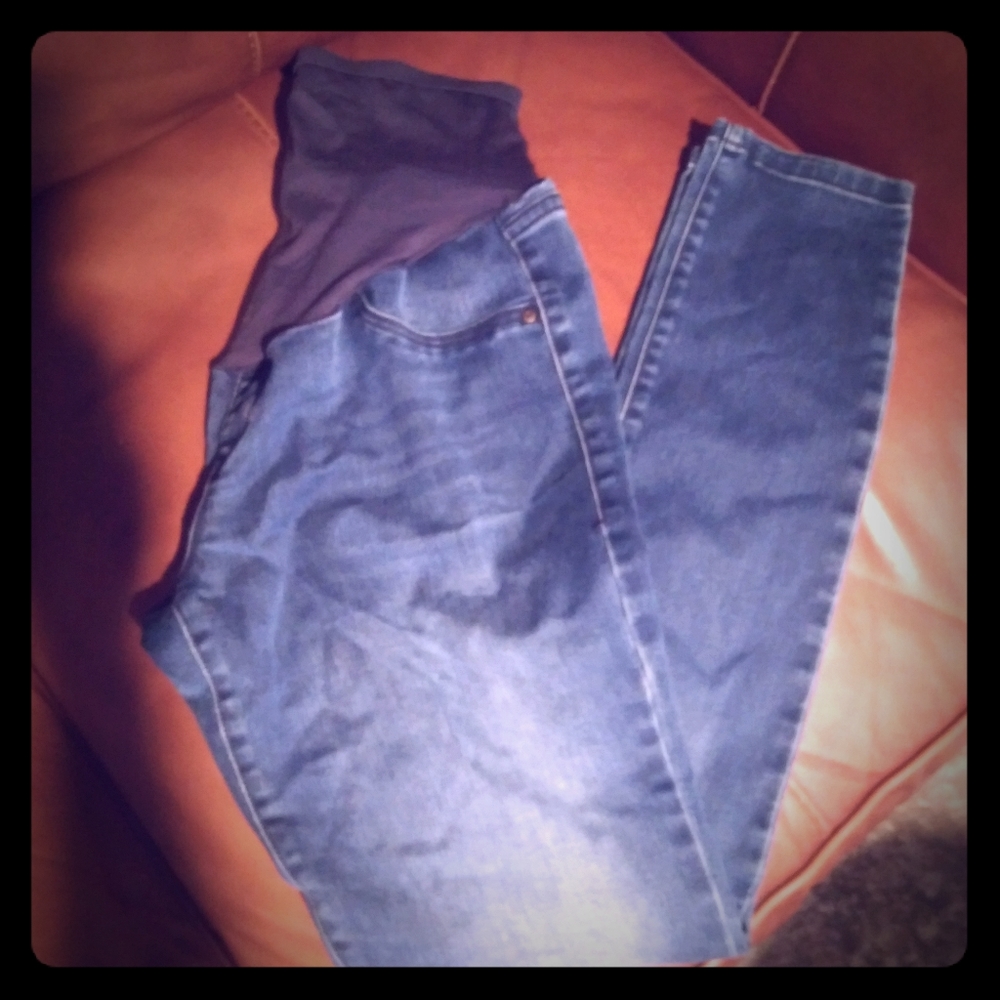 Old navy maternity pants super cute!